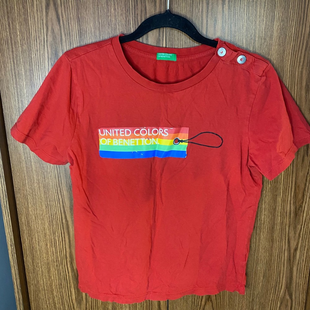 United Colors of‎ Benetton T-Shirt Womens M Red Rainbow Graphic Shoulder Buttons